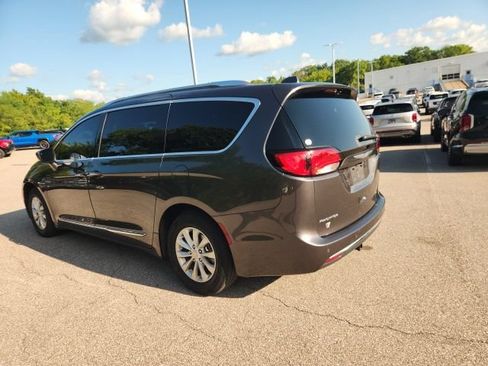 Used 2018 Chrysler Pacifica Touring-L FWD image 8