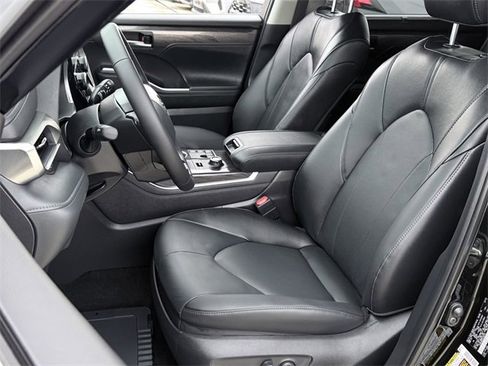 Certified 2025 Toyota Highlander Limited image 28