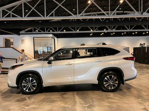 Used 2022 Toyota Highlander XLE image 2