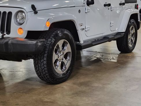 Used 2018 Jeep Wrangler Unlimited Sahara AWD/4WD image 17