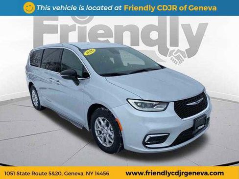 New 2026 Chrysler Pacifica Select image 3