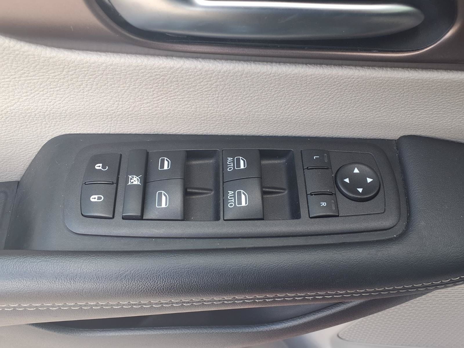 Used 2023 Chrysler Voyager LX FWD image 9
