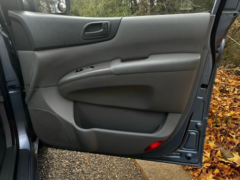 Used 2011 Kia Sedona LX w/ PWR Pkg image 11