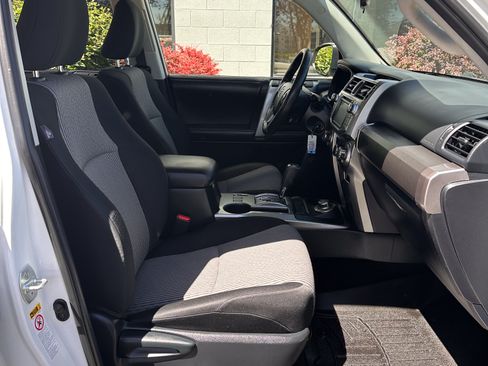Used 2018 Toyota 4Runner SR5 AWD/4WD image 23