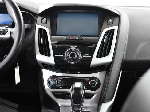 Used 2014 Ford Focus SE w/ Equipment Group 201A image 9