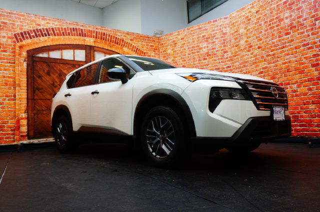 Certified 2025 Nissan Rogue S AWD/4WD image 3