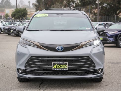 Used 2023 Toyota Sienna XLE Woodland Edition image 2