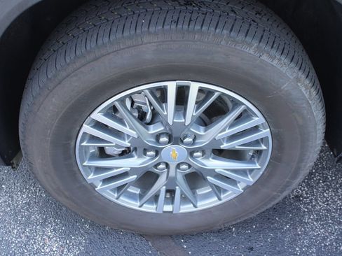Used 2025 Chevrolet Traverse LT FWD image 5