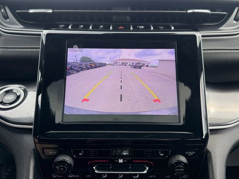 Used 2023 Jeep Grand Cherokee Altitude AWD/4WD image 18