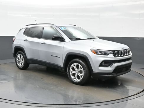 Used 2024 Jeep Compass Latitude image 8