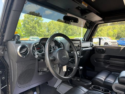 Used 2007 Jeep Wrangler Unlimited Sahara w/ Dual Top Group AWD/4WD image 32
