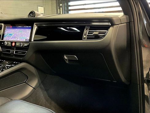 Certified 2025 Porsche Macan AWD/4WD image 19