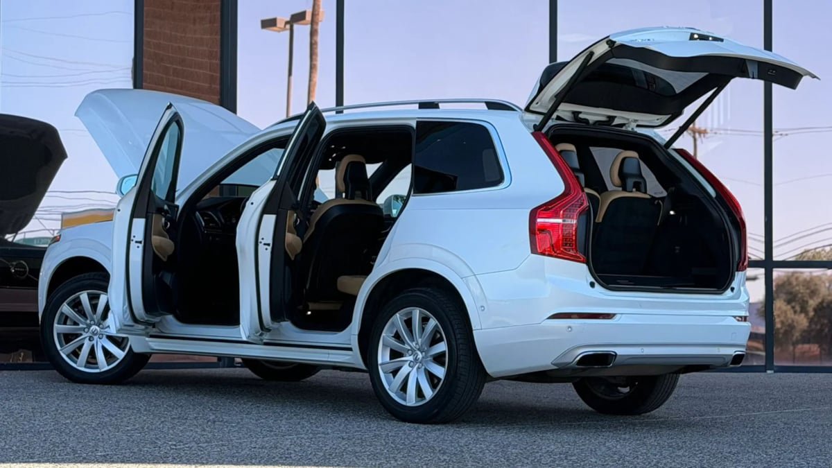 Used 2016 Volvo XC90 T6 Momentum w/ Momentum Plus Package AWD/4WD image 30