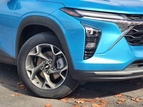 Used 2025 Chevrolet Trax LT w/ Driver Confidence Package image 4