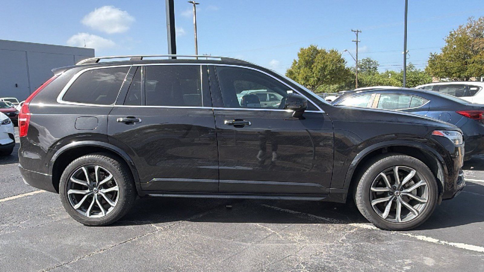 Used 2016 Volvo XC90 T6 Momentum w/ Momentum Plus Package AWD/4WD image 3