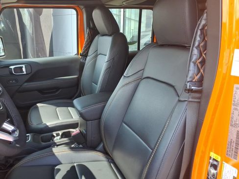 Used 2025 Jeep Wrangler Unlimited Sahara AWD/4WD image 13
