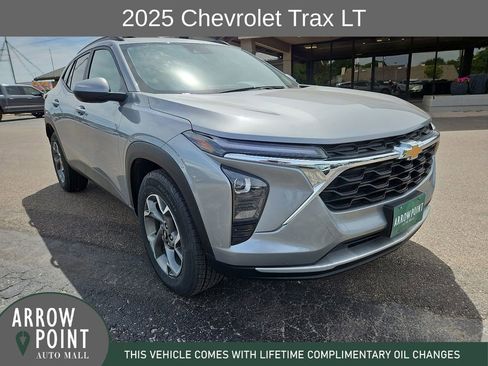 Used 2025 Chevrolet Trax LT FWD image 2