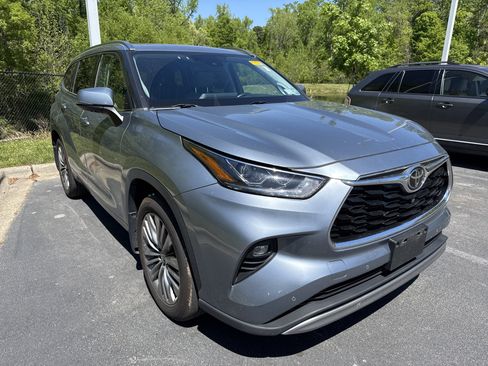 Used 2020 Toyota Highlander Platinum image 2