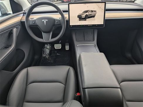 Used 2025 Tesla Model Y Performance image 19