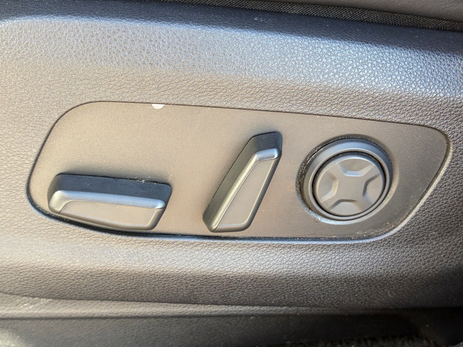 Used 2023 Kia Carnival SX FWD image 25