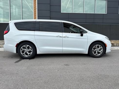 Used 2024 Chrysler Pacifica Limited FWD image 2