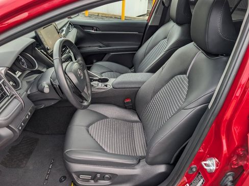 Used 2023 Toyota Camry SE image 2