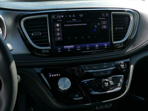 Used 2024 Chrysler Pacifica Touring image 18