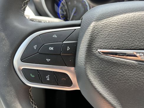Used 2024 Chrysler Pacifica Touring-L FWD image 25