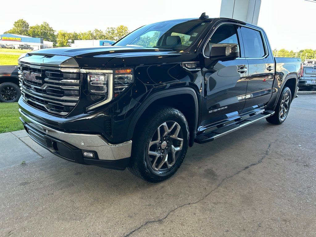 Used 2025 GMC Sierra 1500 SLT AWD/4WD image 4
