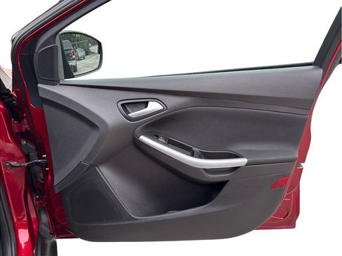 Used 2014 Ford Focus SE w/ Equipment Group 201A image 32