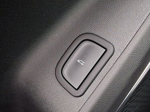 Used 2025 GMC Acadia Denali w/ Super Cruise Package image 28