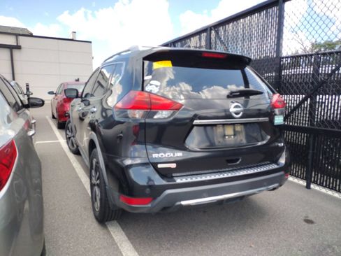 Used 2019 Nissan Rogue SV w/ Premium Package FWD image 3