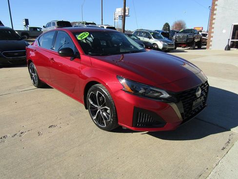 Used 2023 Nissan Altima 2.5 SR image 2