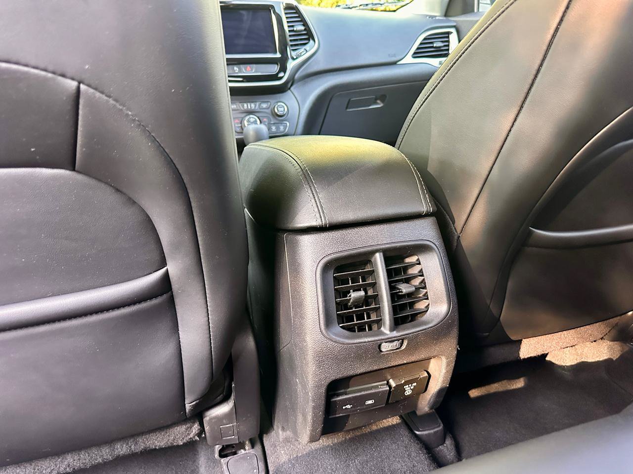 Used 2019 Jeep Cherokee Limited FWD image 31