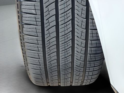 Certified 2025 Land Rover Range Rover SE image 39