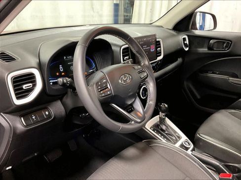 Used 2024 Hyundai Venue Limited image 9