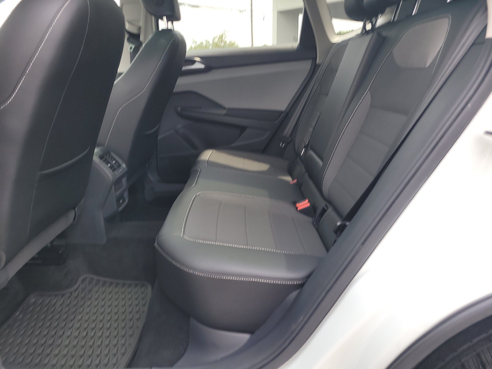 Used 2023 Volkswagen Taos SE w/ Panoramic Sunroof Package FWD image 9