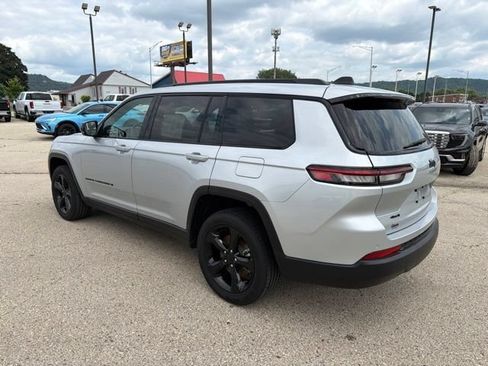 Used 2023 Jeep Grand Cherokee L Laredo AWD/4WD image 3