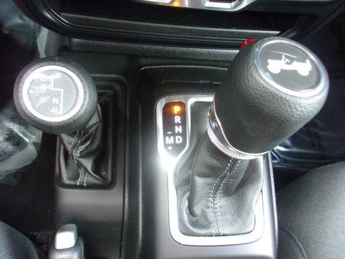 Used 2025 Jeep Wrangler Unlimited Sahara AWD/4WD image 15