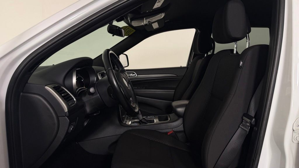 Used 2021 Jeep Grand Cherokee Laredo AWD/4WD image 14