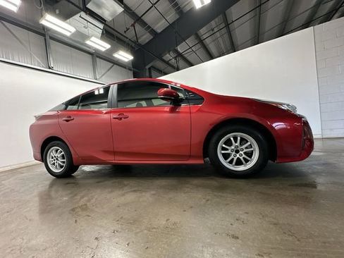 Used 2018 Toyota Prius Three w/ Advanced Technology Package image 3