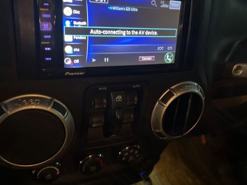 Used 2013 Jeep Wrangler Unlimited Freedom Edition image 9