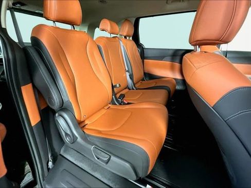 New 2026 Kia Carnival EX FWD image 10
