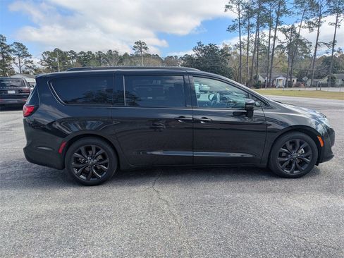 Used 2019 Chrysler Pacifica Limited w/ S Appearance Package image 4