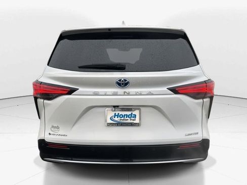 Used 2025 Toyota Sienna Limited image 7