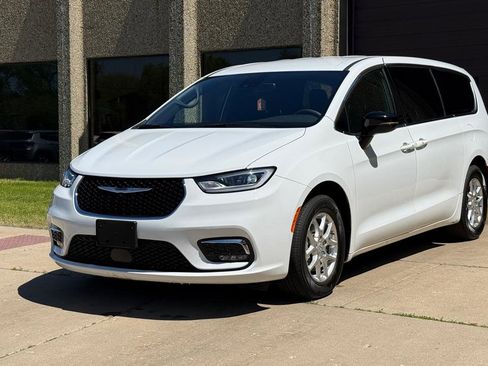 Used 2025 Chrysler Pacifica Select FWD image 3