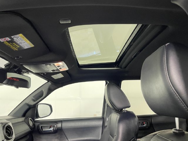 Used 2021 Toyota Tacoma Limited AWD/4WD image 18