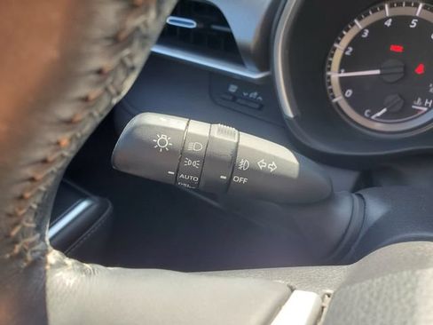 Used 2023 Toyota Highlander XLE AWD/4WD image 22