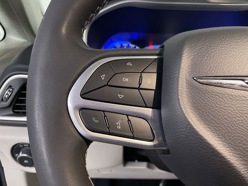 Used 2023 Chrysler Pacifica Touring-L image 26