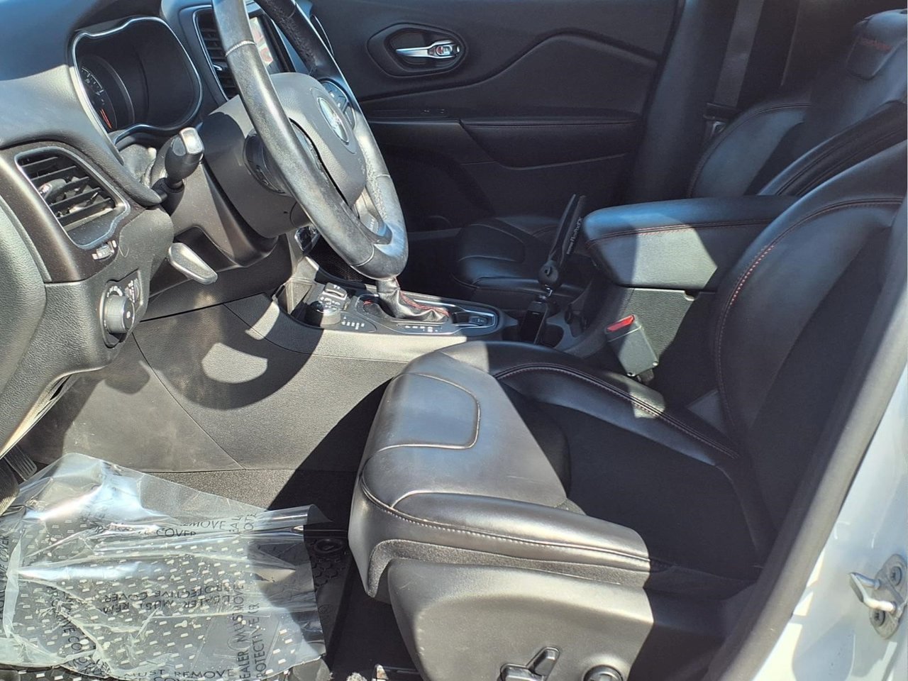 Used 2020 Jeep Cherokee Trailhawk w/ Cold Weather Group AWD/4WD image 13